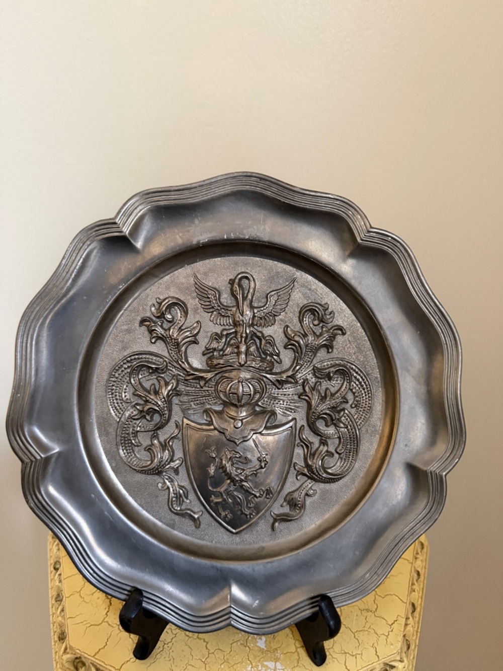 German pure pewter. Decorative Pewter Wall Plate with Heraldic Crest - Silver